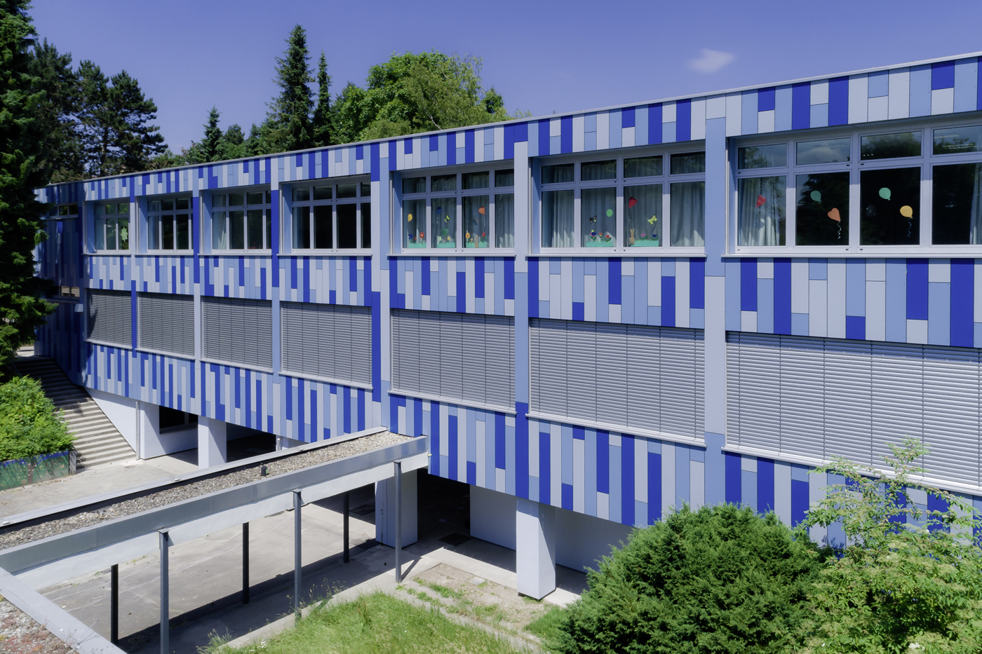 Modernisiertes Schulgebäude